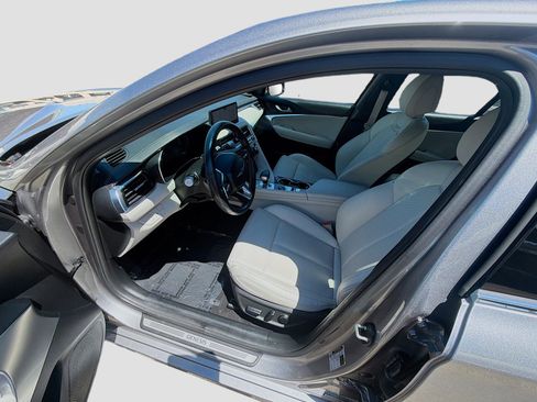 Used 2025 Genesis G70 2.5T RWD image 17
