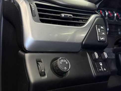 Used 2019 Chevrolet Suburban LT RWD image 18