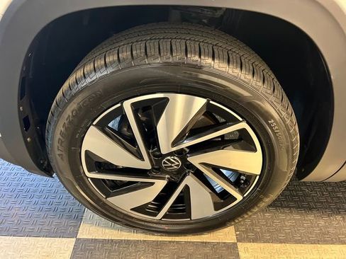 Certified 2025 Volkswagen Atlas SE image 9