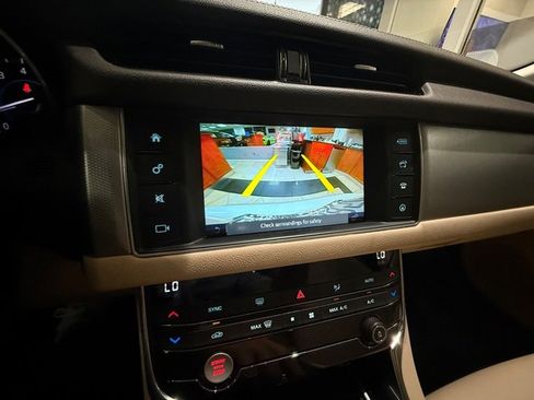 Used 2018 Jaguar XF Premium image 23