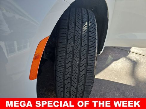 Used 2024 Chrysler Pacifica Select image 37