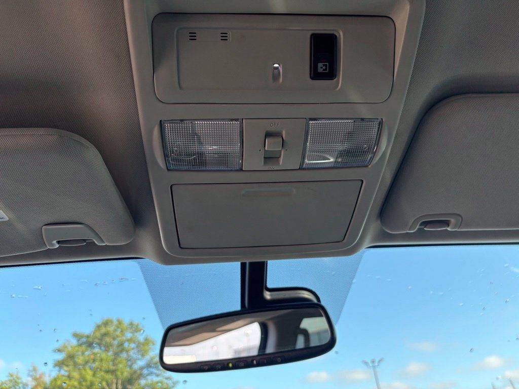 Used 2018 Nissan Titan SV w/ SV Convenience Package RWD image 24