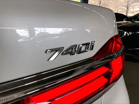 Used 2018 BMW 740i image 10