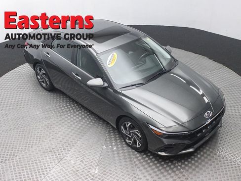 Used 2024 Hyundai Elantra Limited FWD image 3