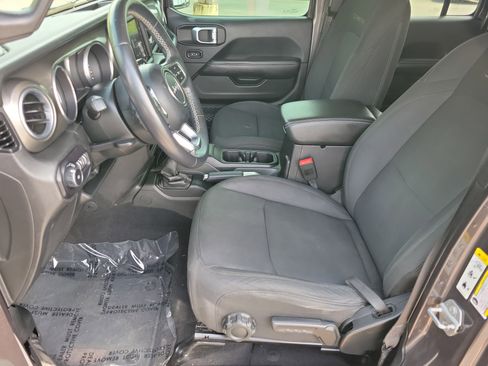 Used 2018 Jeep Wrangler Unlimited Sahara image 7