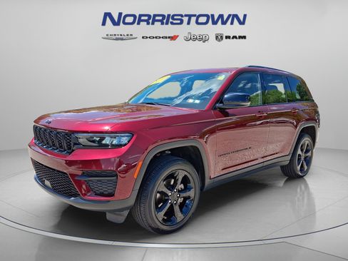 Certified 2023 Jeep Grand Cherokee Altitude AWD/4WD image 3