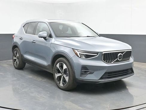 Used 2023 Volvo XC40 B4 Ultimate FWD image 2