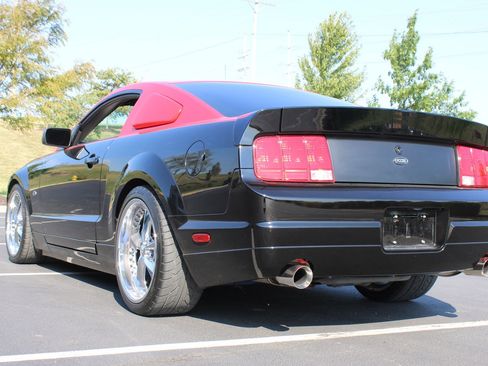 Used 2006 Ford Mustang GT RWD image 2