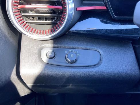 Used 2025 Chevrolet Trax RS w/ Sunroof Package image 36