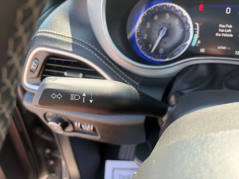 Used 2025 Chrysler Pacifica Limited FWD image 33
