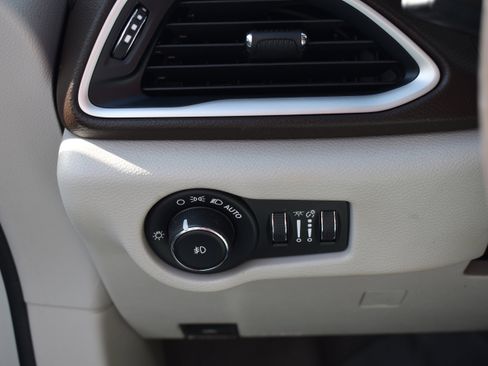 Used 2020 Chrysler Pacifica Touring-L Plus w/ Tire & Wheel Group image 16