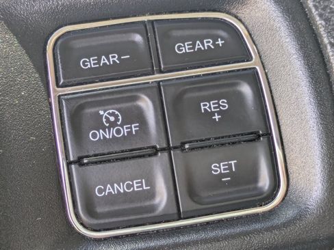 Used 2020 RAM 1500 Classic SLT RWD image 12