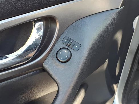 Used 2015 Nissan Rogue S image 9