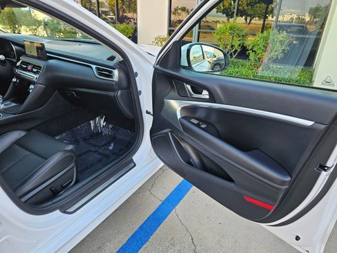 Used 2025 Genesis G70 2.5T image 32