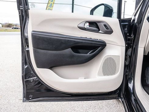 Used 2019 Chrysler Pacifica Limited image 10