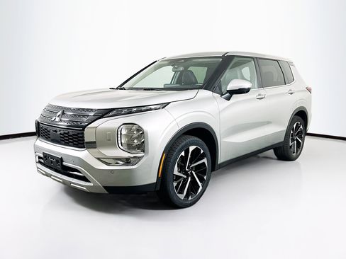 Used 2024 Mitsubishi Outlander SE AWD/4WD image 3