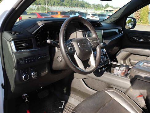 Used 2022 GMC Yukon XL Denali AWD/4WD image 10