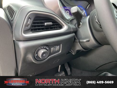 New 2026 Chrysler Pacifica Select image 7