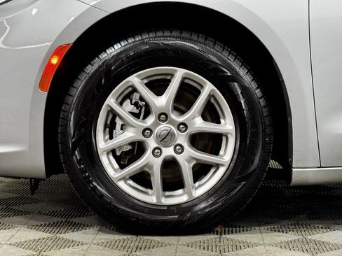 Used 2024 Chrysler Pacifica Touring-L image 2