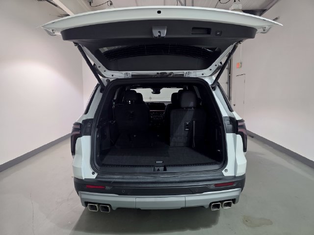 Used 2025 Chevrolet Traverse Z71 w/ Enhanced Driving Package AWD/4WD image 8