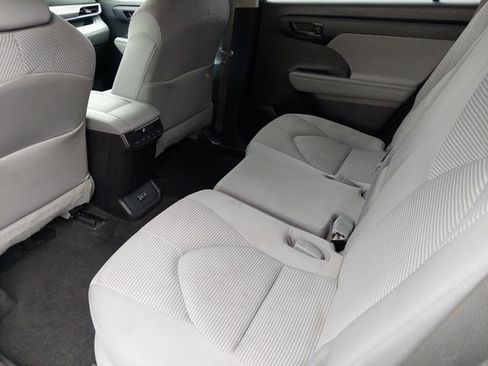 Used 2023 Toyota Highlander LE FWD image 18