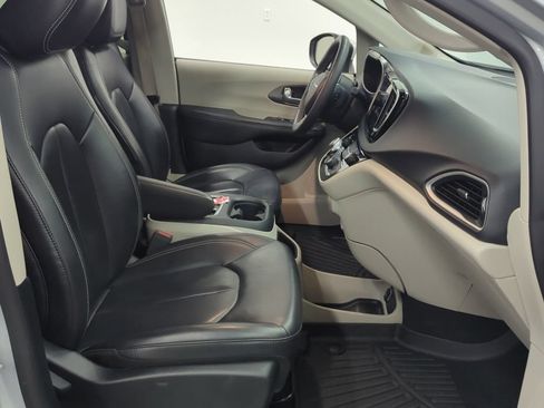 Used 2023 Chrysler Pacifica Touring-L FWD image 32