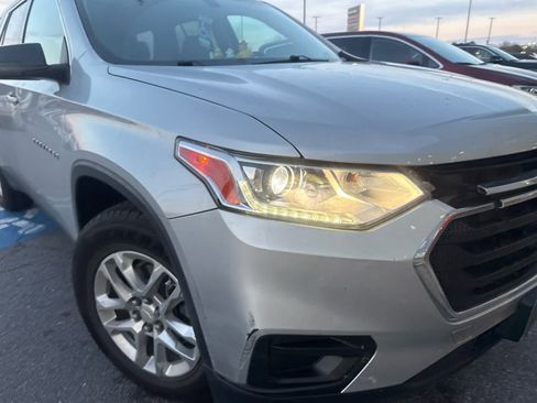 Used 2021 Chevrolet Traverse LS image 3