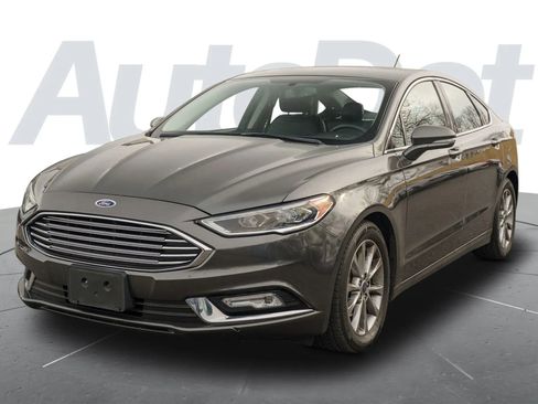 Used 2017 Ford Fusion SE w/ Fusion SE Technology Package image 5