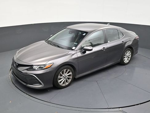 Used 2022 Toyota Camry LE FWD image 12