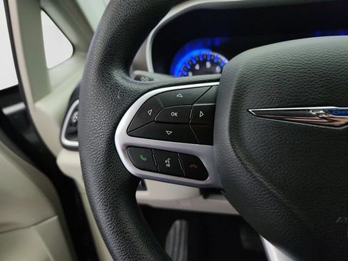 Used 2020 Chrysler Voyager L FWD image 16
