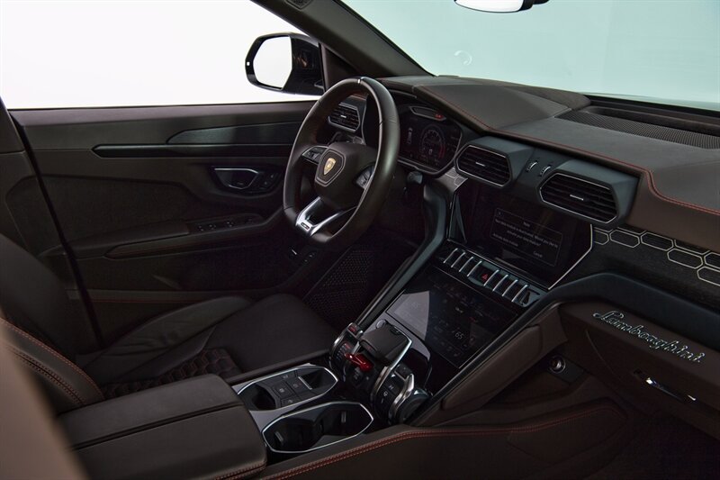 Used 2021 Lamborghini Urus AWD/4WD image 35
