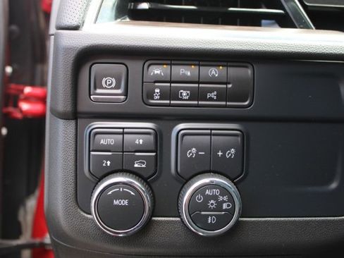 Used 2025 Chevrolet Suburban Premier image 20