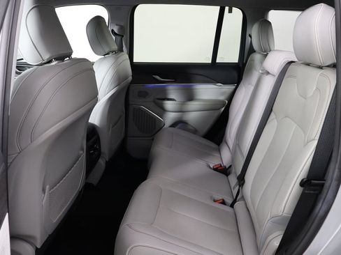 Used 2023 Jeep Grand Cherokee Overland RWD image 16
