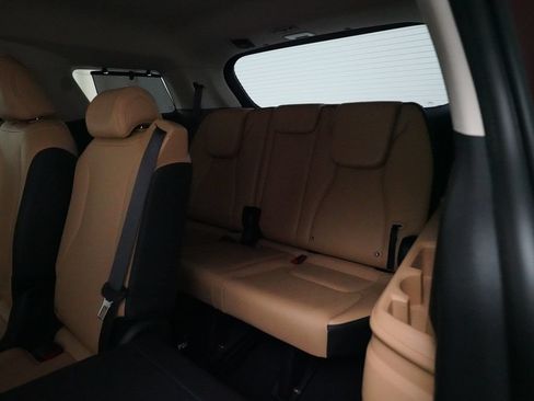 Used 2024 Kia Carnival EX FWD image 17