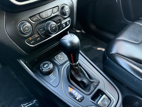 Used 2020 Jeep Cherokee Latitude Plus w/ Cold Weather Group AWD/4WD image 31