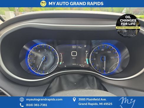 Used 2023 Chrysler Pacifica Touring-L FWD image 16