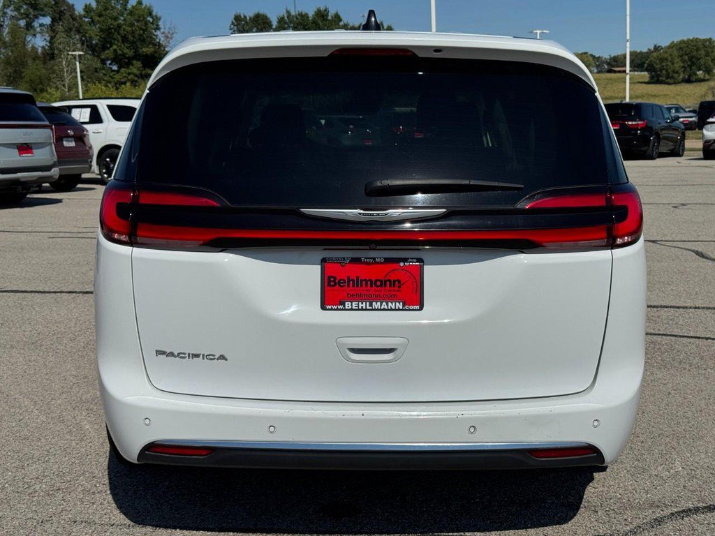 Used 2024 Chrysler Pacifica Touring-L FWD image 5
