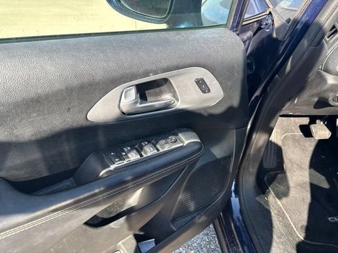 Used 2019 Chrysler Pacifica Limited w/ Advanced Safetytec Group FWD image 18