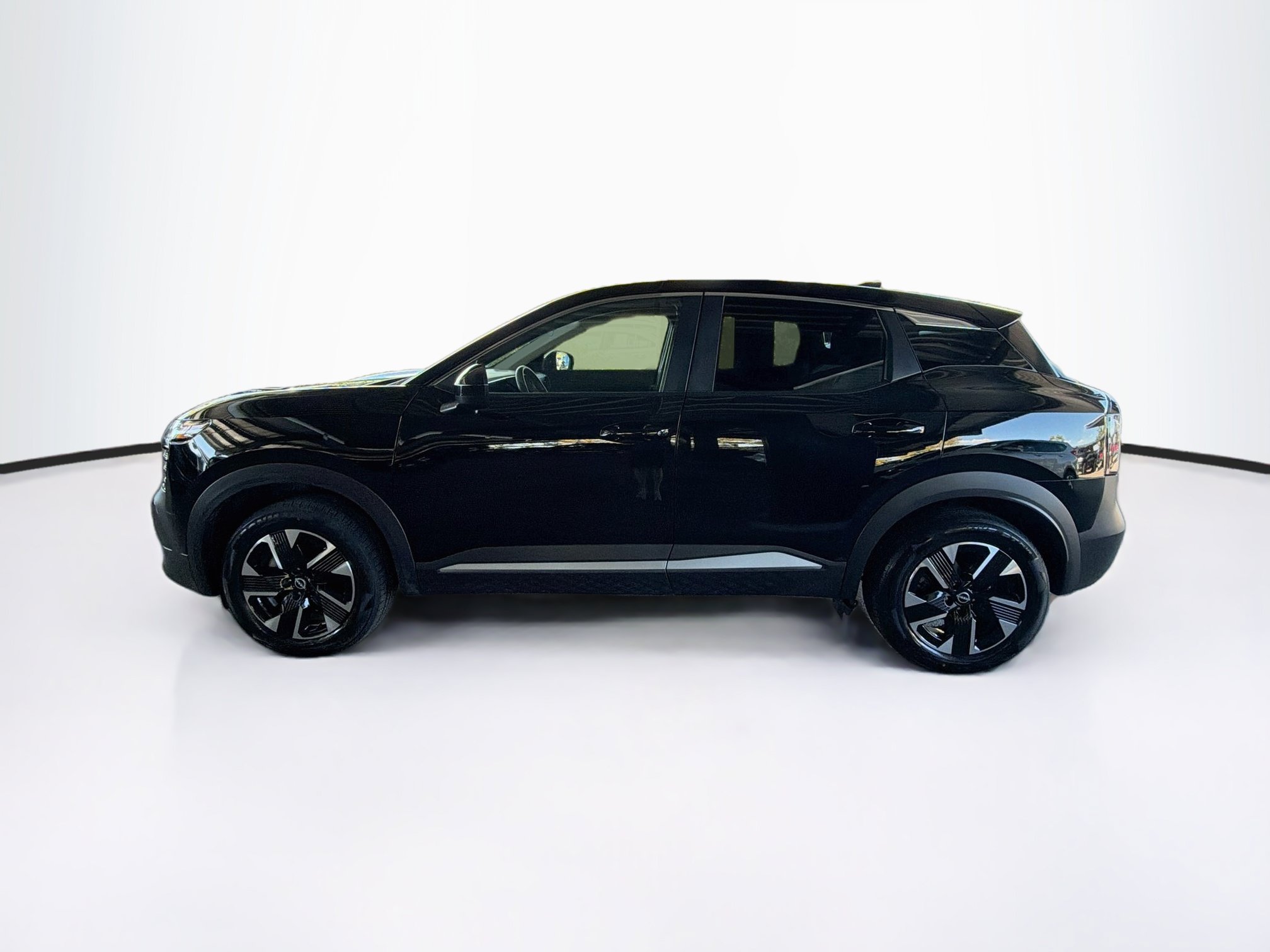 Used 2025 Nissan Kicks SV AWD/4WD image 4