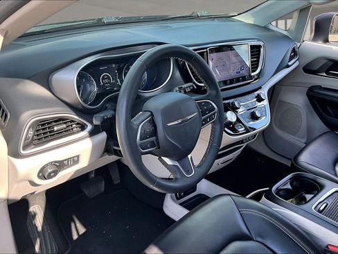 Used 2023 Chrysler Pacifica Touring-L FWD image 16