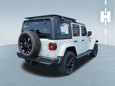 Used 2022 Jeep Wrangler Unlimited Sahara w/ Cold Weather Group AWD/4WD image 3