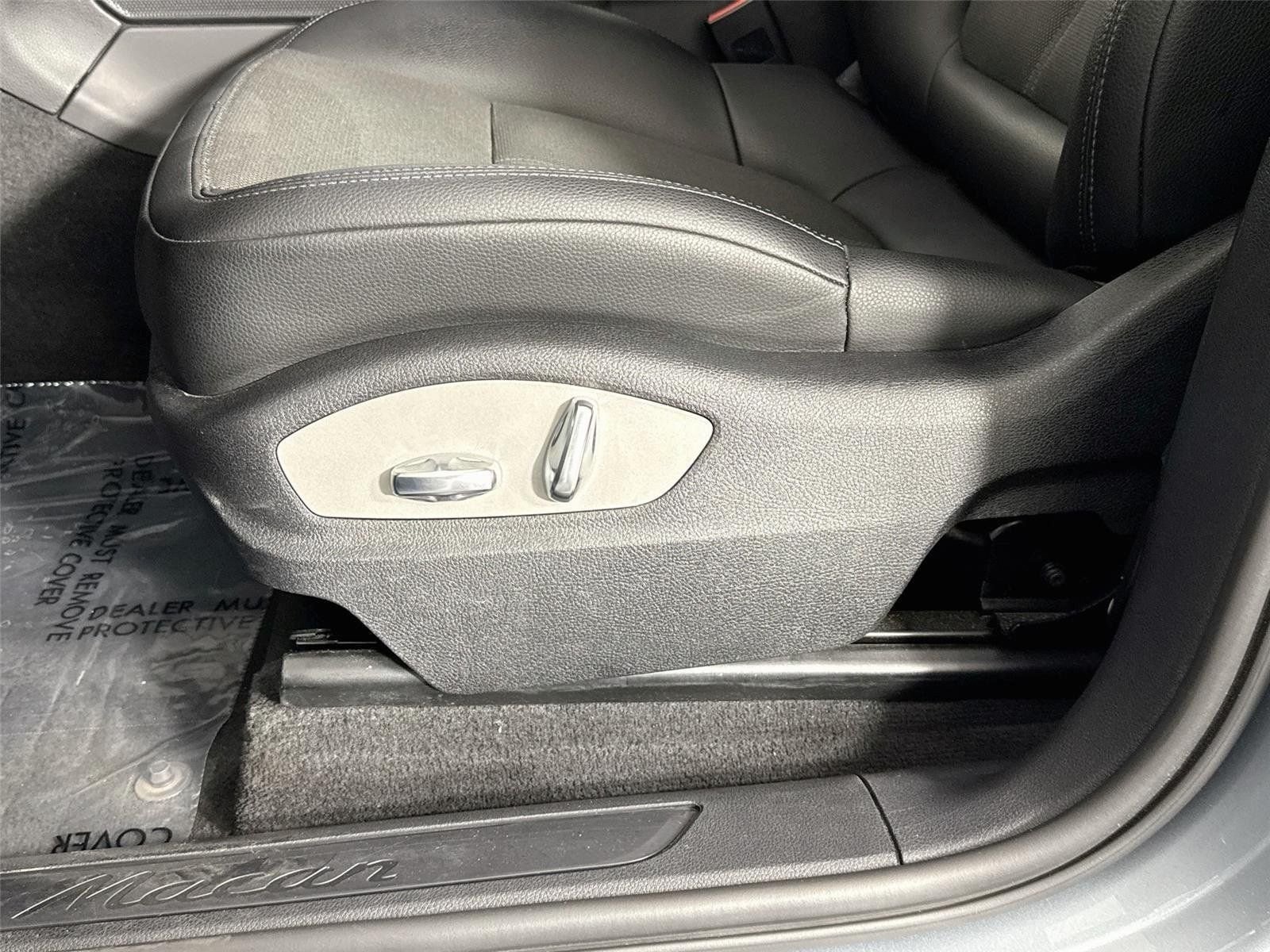 Used 2023 Porsche Macan AWD/4WD image 21
