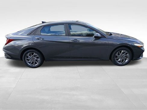Used 2024 Hyundai Elantra SEL image 7