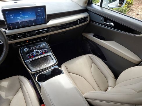 Used 2023 Lincoln Nautilus Reserve image 16