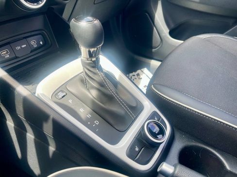 Used 2025 Hyundai Venue Limited FWD image 12