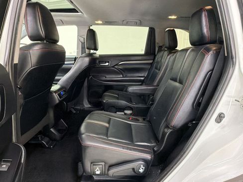 Used 2019 Toyota Highlander SE FWD image 15