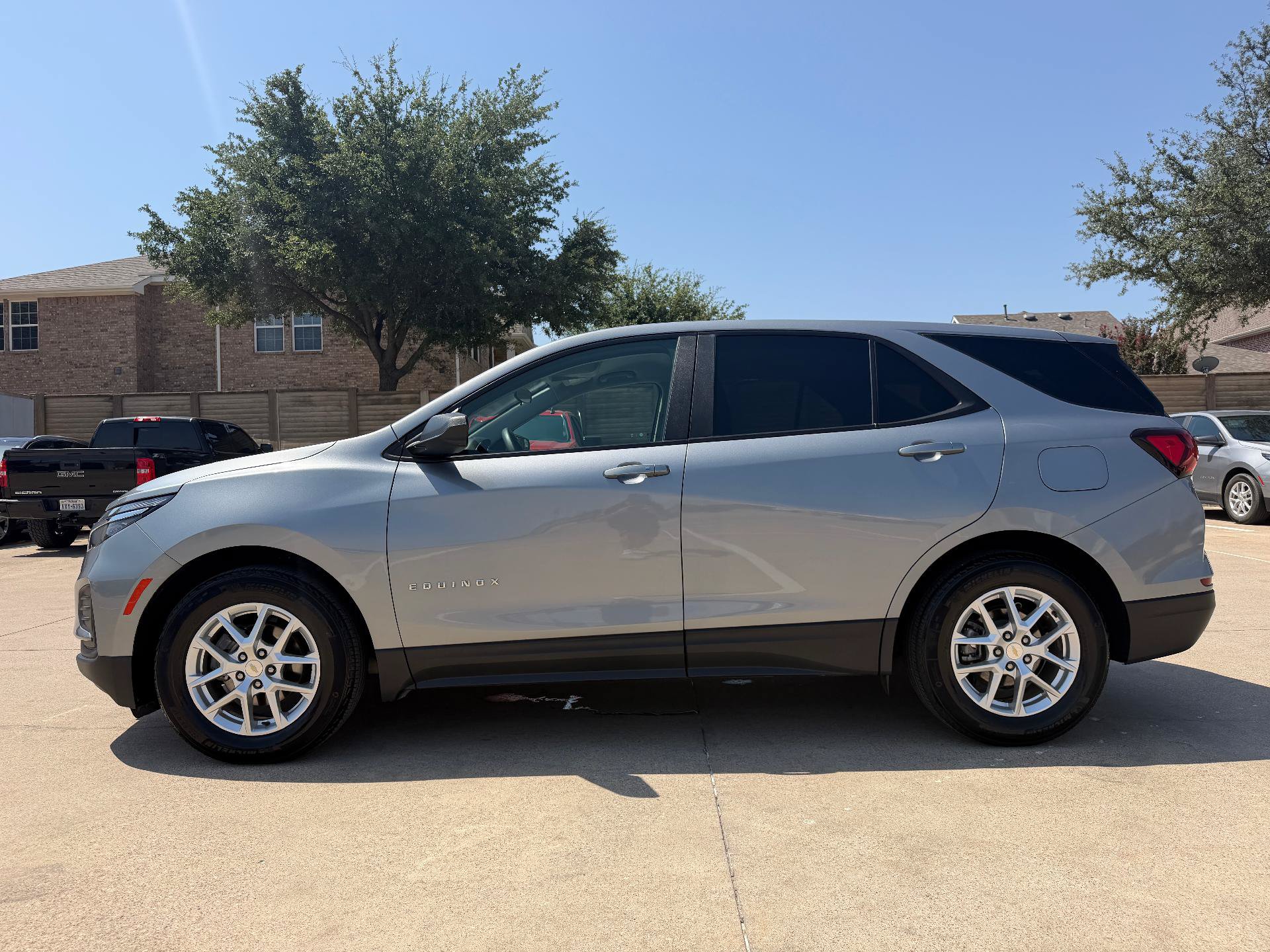 Used 2023 Chevrolet Equinox LS w/ LS Convenience Package FWD image 3