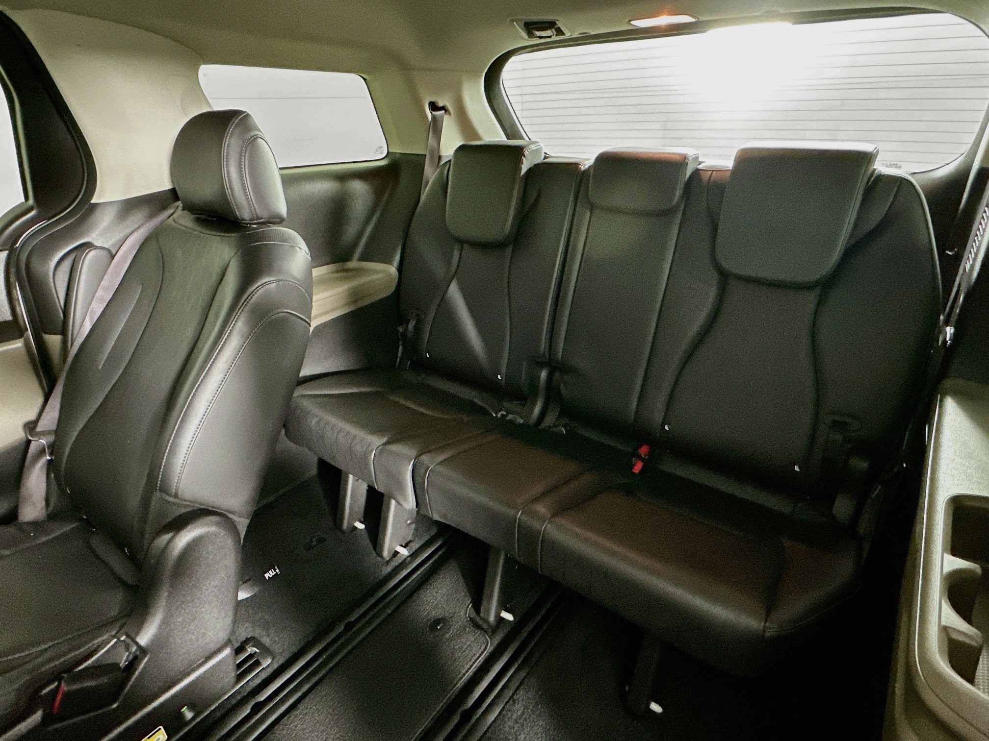 Used 2025 Kia Carnival FWD image 30