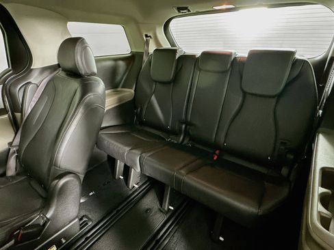 Used 2025 Kia Carnival FWD image 30
