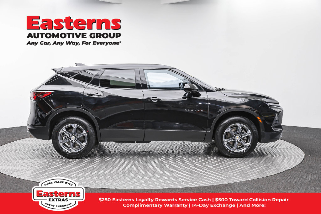 Used 2025 Chevrolet Blazer LT FWD image 5
